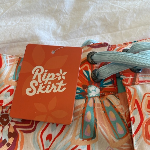 NWT!! Ripskirt Hawaii skirt in pinwheels pattern. - Picture 3 of 4